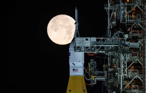NASA delays astronauts' lunar trip until March after hydrogen leaks mar fueling test